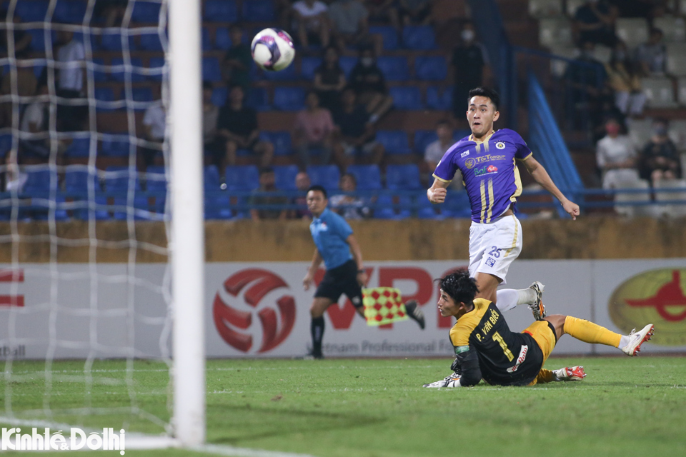 Hà Nội FC đòi lại ngôi đầu bảng V-League 2022 - Ảnh 15