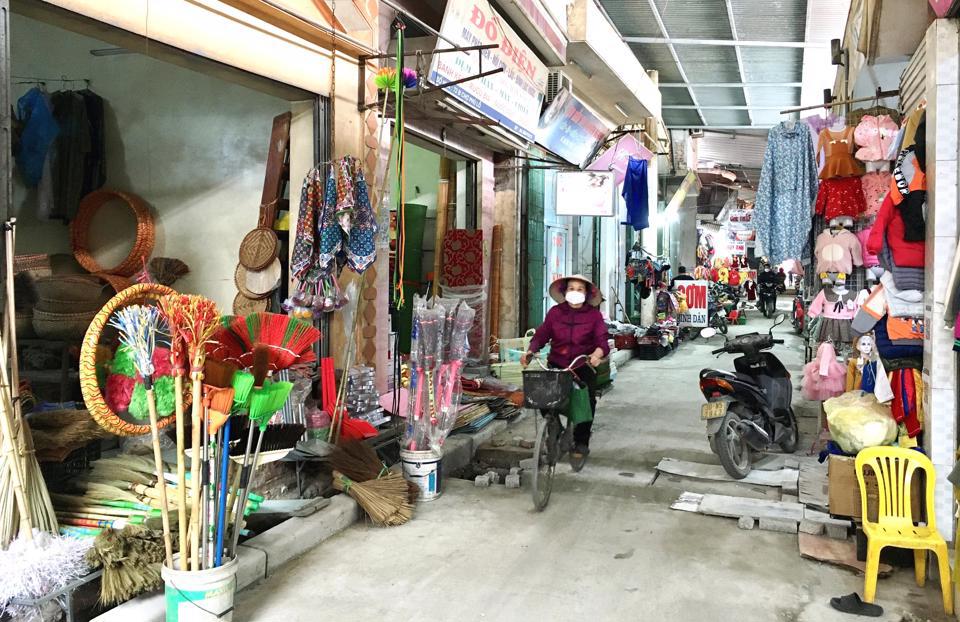 Sau nhiều năm, chợ Phủ Lỗ tại huyện Sóc Sơn vẫn chưa thể đi vào hoạt động ổn định. Ảnh: Lâm Nguyễn