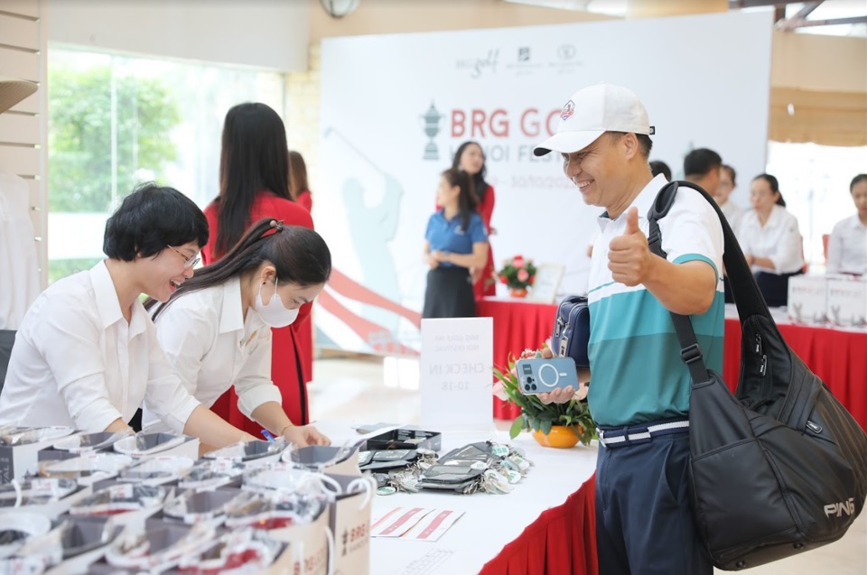 Golf thủ h&agrave;o hứng tham gia sự kiện 2022 BRG Golf Hanoi Festival.