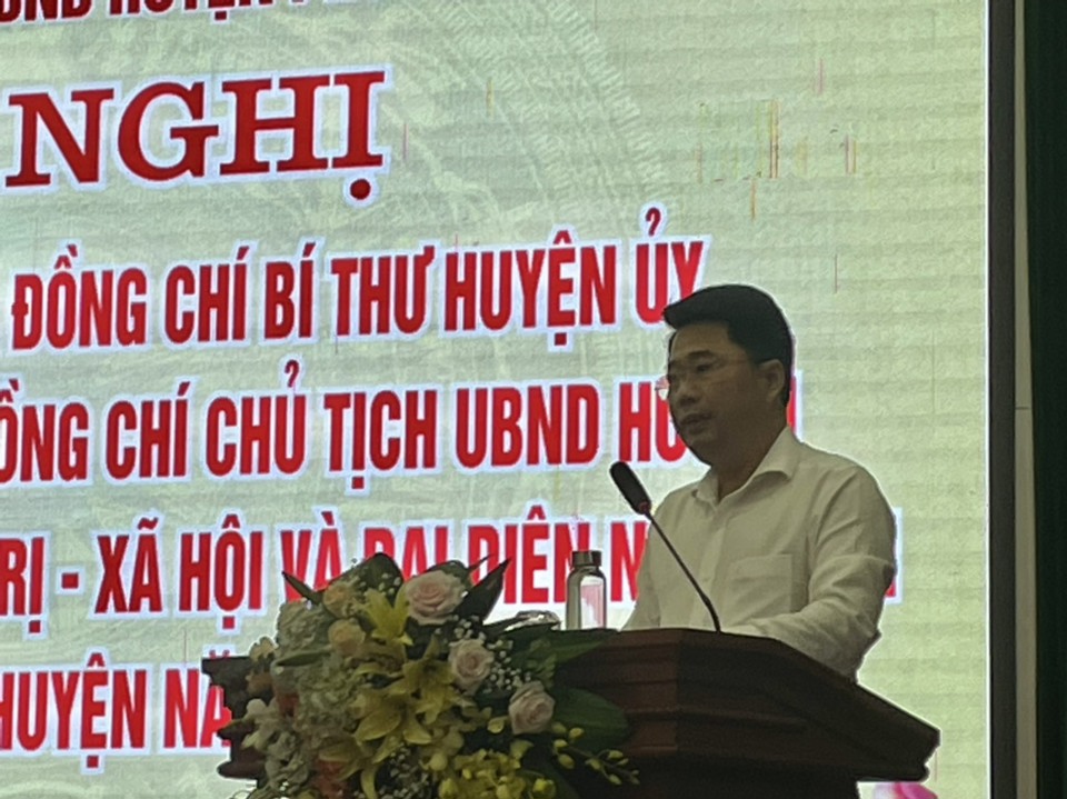 Ph&oacute; Chủ tịch UBND huyện Ph&uacute; Xuy&ecirc;n Nguyễn Mạnh Huy b&aacute;o c&aacute;o tại buổi đối thoại