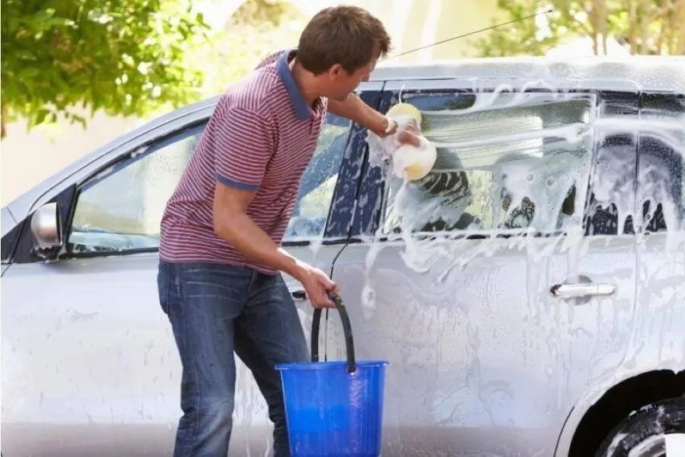 6 sai lầm bạn dễ mắc phải khi tự rửa ô tô tại nhà - Ảnh 1