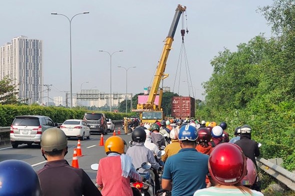 Tai nạn giao thông hôm nay (1/11): Xe container “làm xiếc”, nhiều người thoát chết - Ảnh 1