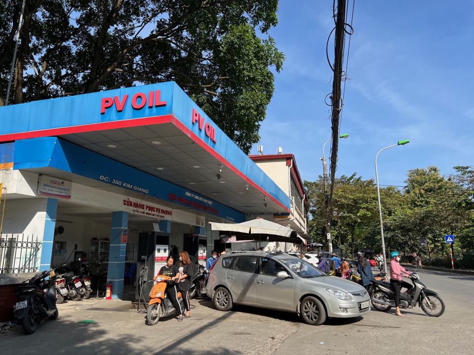 C&acirc;y xăng PVOIL tại 350 Kim Giang (quận Thanh Xu&acirc;n) chỉ b&aacute;n giới hạn 50.000 đồng/kh&aacute;ch h&agrave;ng (đổ xăng xe m&aacute;y). Ảnh: Nha Trang
