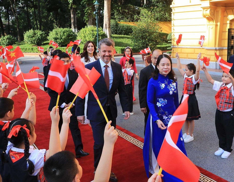 Th&aacute;i tử Frederik trong lễ đ&oacute;n ch&iacute;nh thức s&aacute;ng 1/11 tại H&agrave; Nội. Ảnh: Baoquocte