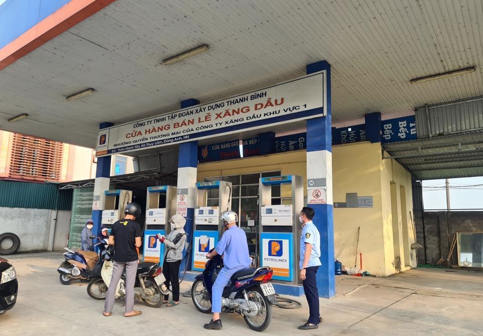 Lực lượng QLTT Hà Nội kiểm tra cửa hàng xăng dầu số 2 của Công ty CP Nam Hồng (huyện Đông Anh). Ảnh: Lê Nam