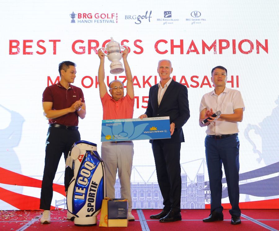 G&ocirc;n thủ Okuzaki Masashi tới từ Nhật Bản&nbsp;nhận c&uacute;p v&ocirc; địch 2022 BRG Golf Hanoi Festival