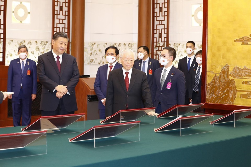 Tổng Bí thư Nguyễn Phú Trọng cùng Tổng Bí thư, Chủ tịch Trung Quốc Tập Cận Bình chứng kiến các văn kiện hợp tác hai nước đã được ký kết. Ảnh: Trí Dũng