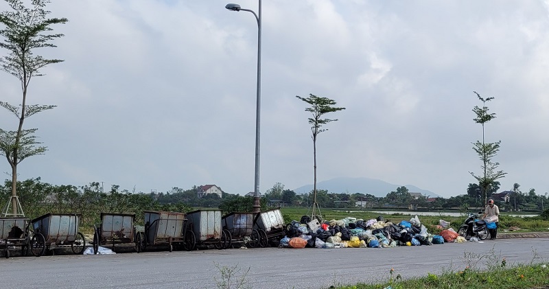 Nhiều đoạn tr&ecirc;n tuyến đường Ng&ocirc; Quyền r&aacute;c thải &ugrave;n ứ, g&acirc;y &ocirc; nhiễm m&ocirc;i trường