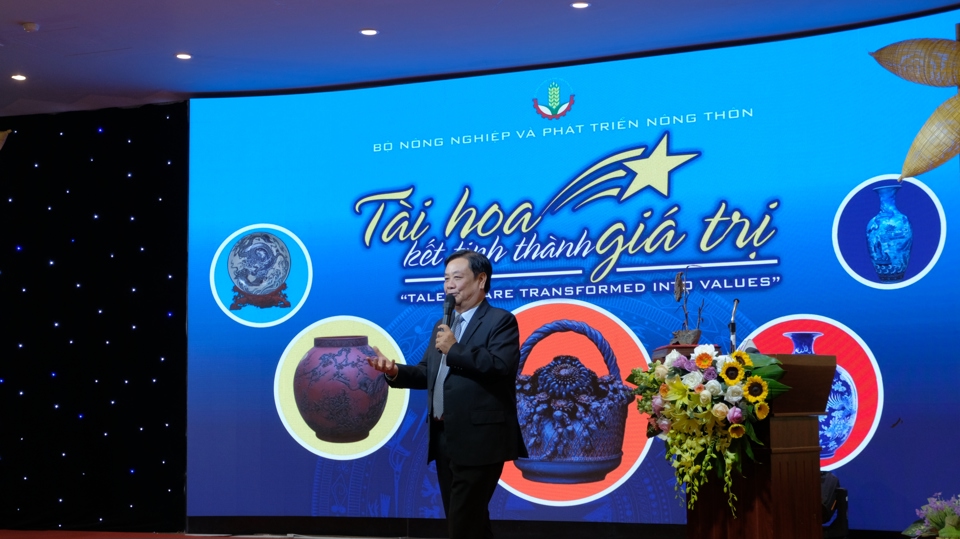 Bộ trưởng Bộ NN&amp;PTNT L&ecirc; Minh Hoan chia sẻ tại sự kiện tối 2/11.