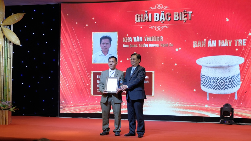 Bộ trưởng Bộ NN&amp;PTNT L&ecirc; Minh Hoan trao Giải Đặc biệt cho t&aacute;c giả Kha Văn Thương với sản phẩm B&agrave;n ăn m&acirc;y tre. Ảnh: L&acirc;m Nguyễn.&nbsp;&nbsp;