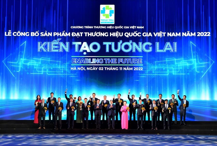 Thủ tướng Ch&iacute;nh phủ Phạm Minh Ch&iacute;nh (h&agrave;ng đầu, thứ 5 từ phải sang) v&agrave; đ/c Nguyễn Hồng Di&ecirc;n - Bộ trưởng Bộ C&ocirc;ng thương, Chủ tịch Hội đồng Thương hiệu quốc gia Việt Nam (h&agrave;ng đầu, thứ 5 từ tr&aacute;i sang) c&ugrave;ng đại diện c&aacute;c doanh nghiệp đạt Thương hiệu quốc gi&aacute; chụp ảnh lưu niệm