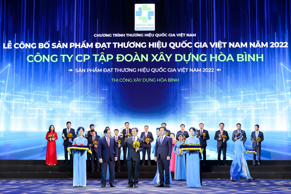 Tập đo&agrave;n X&acirc;y dựng H&ograve;a B&igrave;nh đ&atilde; tiếp tục được vinh danh Thương hiệu Quốc gia Việt Nam tại Lễ C&ocirc;ng bố sản phẩm đạt Thương hiệu Quốc gia Việt Nam năm 2022