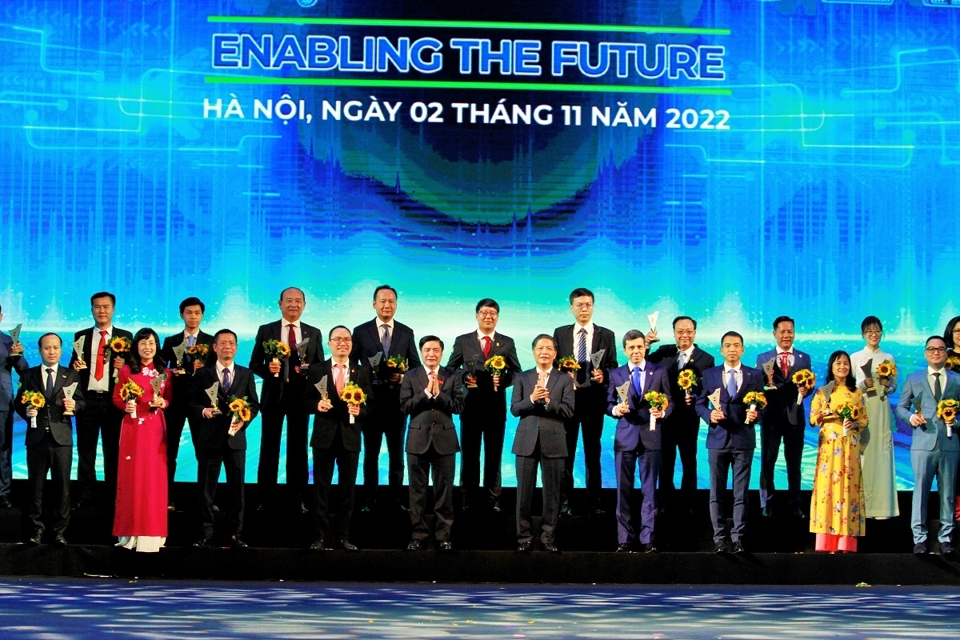 PVCFC, PVFCCo, PSA v&agrave; CNG Việt Nam nhận biểu trưng thương hiệu quốc gia Việt Nam năm 2022.
