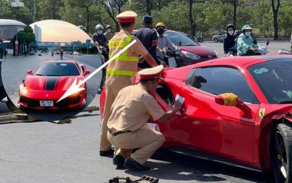 C&ocirc;ng an ni&ecirc;m phong chiếc xe Ferrari 488 trong vụ tai nạn tr&ecirc;n đường L&ecirc; Quang Đạo khiến 1 người tử vong.