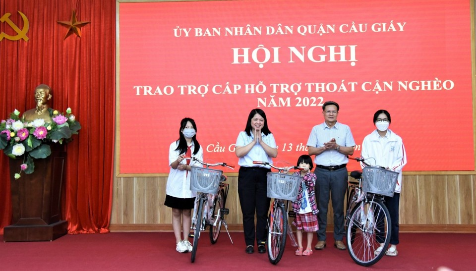 Lãnh đạo quận Cầu Giấy trao quà hỗ trợ cho các hộ cận nghèo trên địa bàn. Ảnh: Công Trình