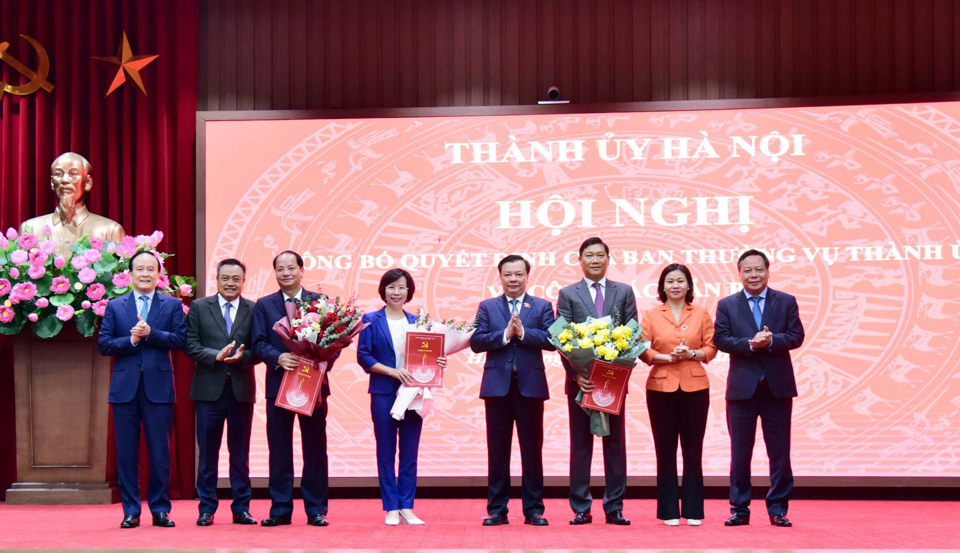 Các đồng chí Thường trực Thành ủy Hà Nội tặng hoa chúc mừng các đồng chí nhận nhiệm vụ mới. Ảnh: Thanh Hải