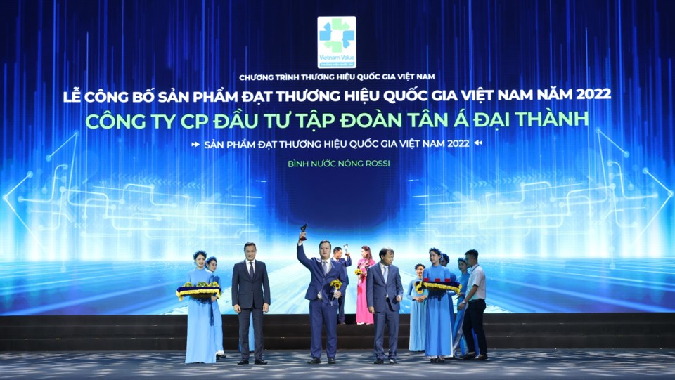 &Ocirc;ng Nguyễn Anh T&uacute;, Ph&oacute; TGĐ Thường trực Tập đo&agrave;n T&acirc;n &Aacute; Đại Th&agrave;nh nhận biểu trưng Thương hiệu Quốc gia Việt Nam