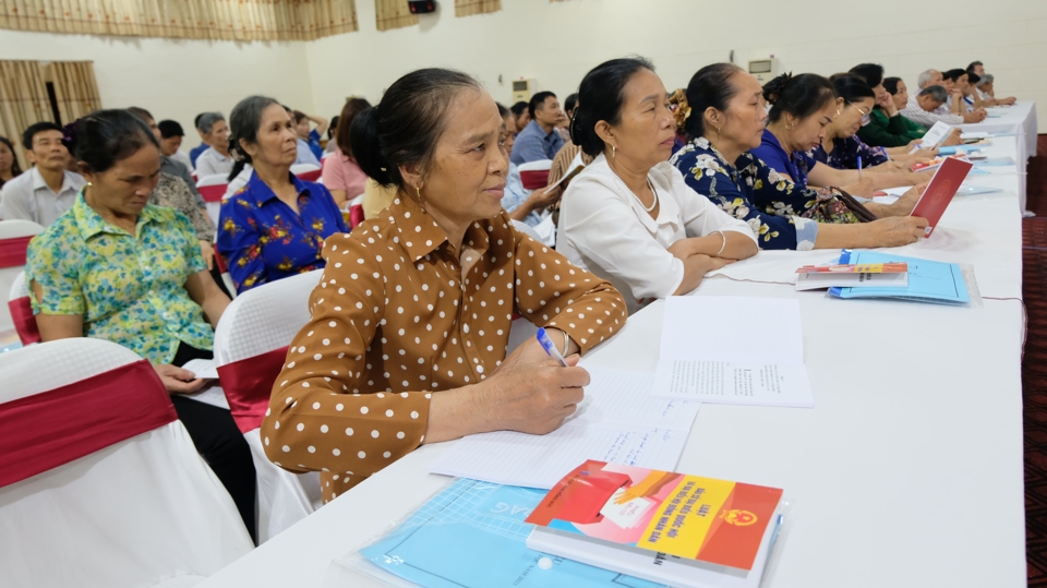 Phụ nữ vùng đồng bào dân tộc tại huyện BaVìtham gia lớp tập huấn, bồi dưỡng kiến thức pháp luật. Ảnh: Lâm Nguyễn