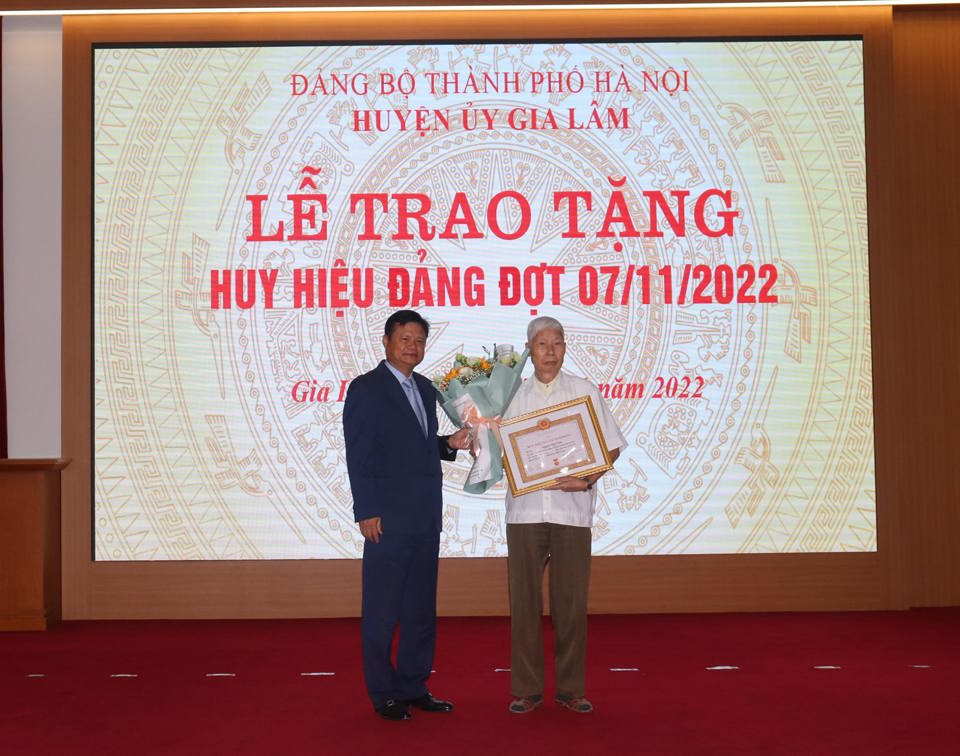 Trưởng ban Tổ chức Th&agrave;nh ủy H&agrave; Nội Vũ Đức Bảo trao Huy hiệu 70 năm tuổi Đảng cho đảng vi&ecirc;n Nguyễn Huy Chuy, Đảng bộ x&atilde; B&aacute;t Tr&agrave;ng