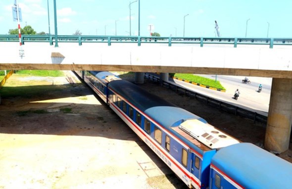 Xây dựng 3 cầu vượt đường sắt trên tuyến Hà Nội - TP Hồ Chí Minh - Ảnh 1