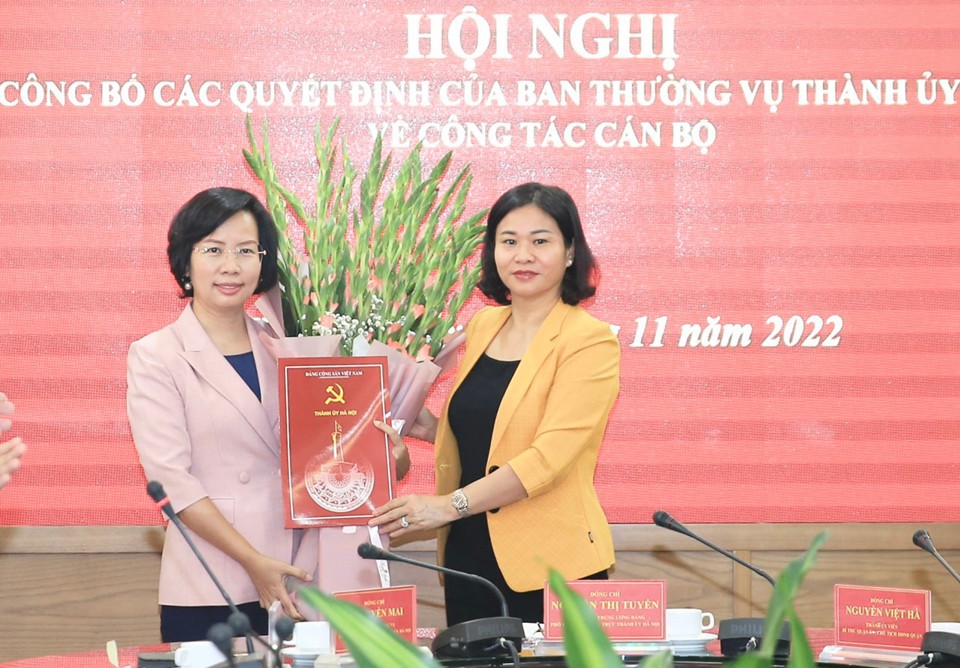 Ph&oacute; B&iacute; thư Thường trực Th&agrave;nh ủy Nguyễn Thị Tuyến trao quyết định cho đồng ch&iacute; B&ugrave;i Huyền Mai.