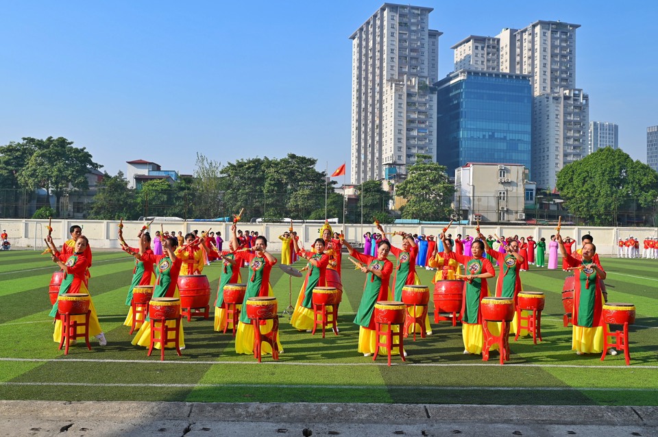 M&agrave;n trống hội tại lễ khai mạc.