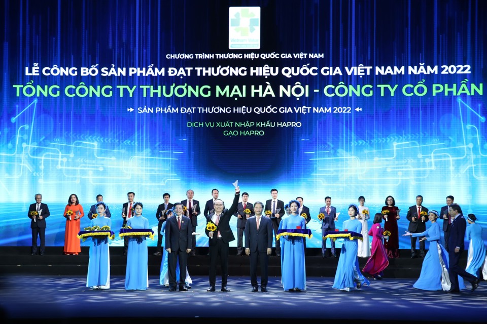 Đại diện Tổng C&ocirc;ng ty Thương mại H&agrave; Nội (Hapro)nhận danh hiệu &ldquo;Sản phẩm đạt Thương hiệu Quốc gia Việt Nam 2022&rdquo; &nbsp;