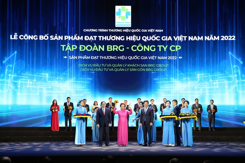 Madame Nguyễn Thị Nga, Chủ tịch Tập đo&agrave;n BRG,nhận danh hiệu &ldquo;Sản phẩm đạt Thương hiệu Quốc gia Việt Nam 2022&rdquo;