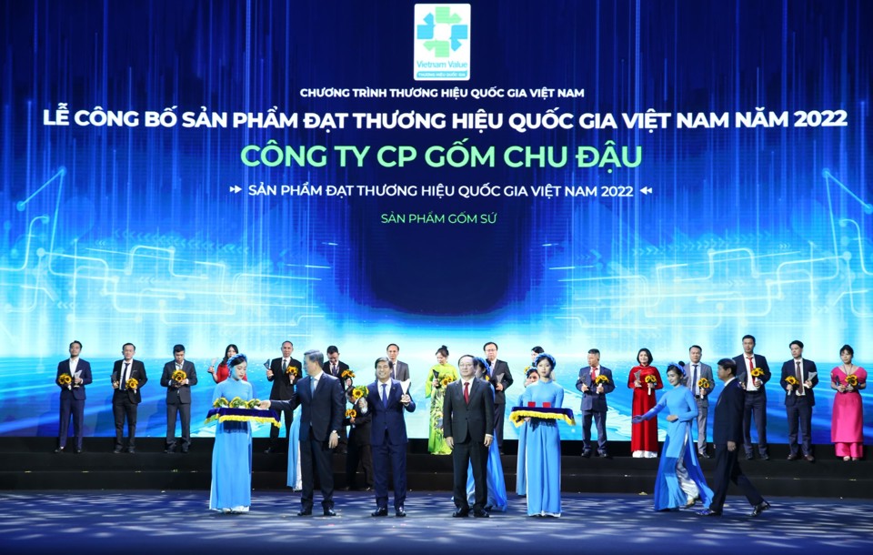 Đại diện C&ocirc;ng ty Cổ phần Gốm Chu Đậunhận danh hiệu &ldquo;Sản phẩm đạt Thương hiệu Quốc gia Việt Nam 2022&rdquo; &nbsp;