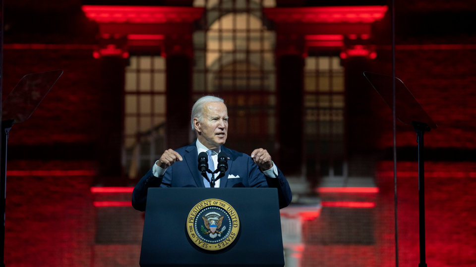 Tổng thống Mỹ Joe Biden trong bài phát biểu tại Philadelphia, chỉ trích ông Trump và những người ủng hộ là “những kẻ cực đoan”, tháng 9/2022. Ảnh: EPA