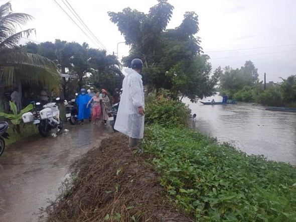 Tai nạn giao thông mới nhất (4/11): Xe máy rơi xuống sông, nữ sinh tử vong - Ảnh 1