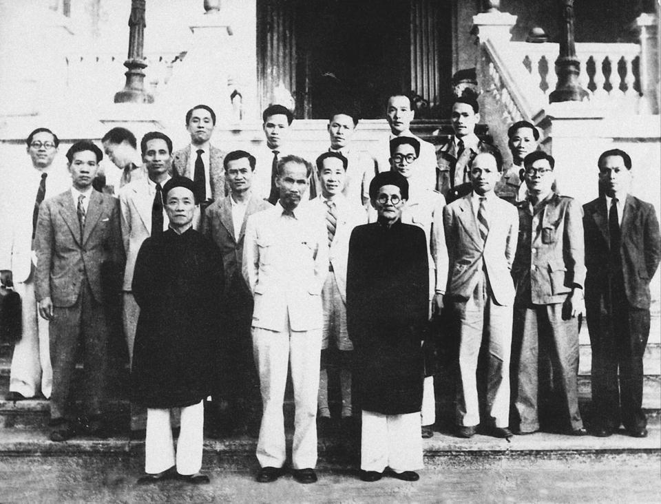 Chính phủ Việt Nam dân chủ cộng hòa năm 1946, hàng đầu, từ trái sáng phải: Cụ Nguyễn Văn Tố, Chủ tịch Hồ Chí Minh, cụ Huỳnh Thúc Kháng. Ảnh tư liệu