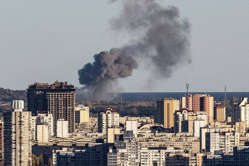 Kh&oacute;i bốc l&ecirc;n ở ngoại &ocirc; th&agrave;nh phố trong cuộc tấn c&ocirc;ng bằng t&ecirc;n lửa của Nga ở Kiev. Ảnh: Reuters