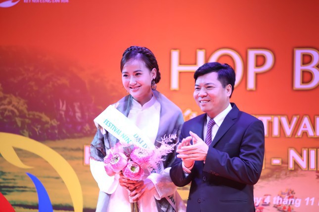 Trưởng Ban Tổ chức c&ocirc;ng bố đại diện h&igrave;nh ảnh Festival Tr&agrave;ng An kết nối di sản - Ninh B&igrave;nh năm 2022.