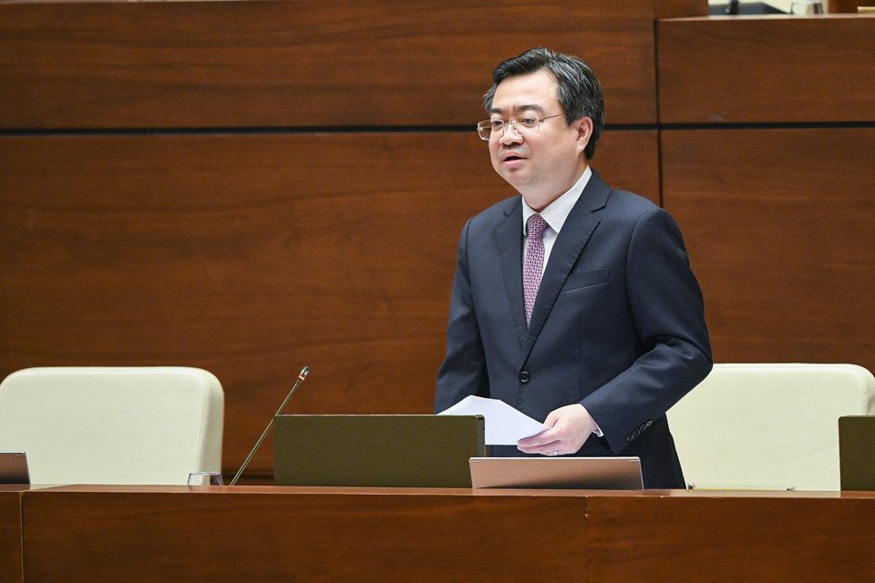 Bộ trưởng Bộ X&acirc;y dựng Nguyễn Thanh Nghị trả lời chất vấn s&aacute;ng 4/11. Ảnh: Quochoi.vn