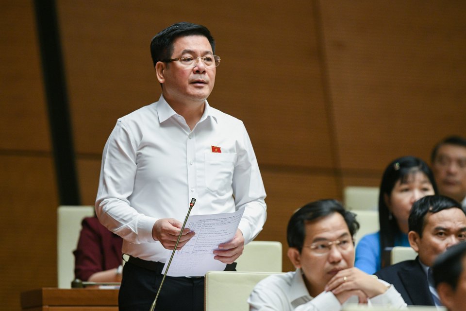 Bộ trưởng Bộ C&ocirc;ng Thương Nguyễn Hồng Di&ecirc;n trả lời chất vấn.