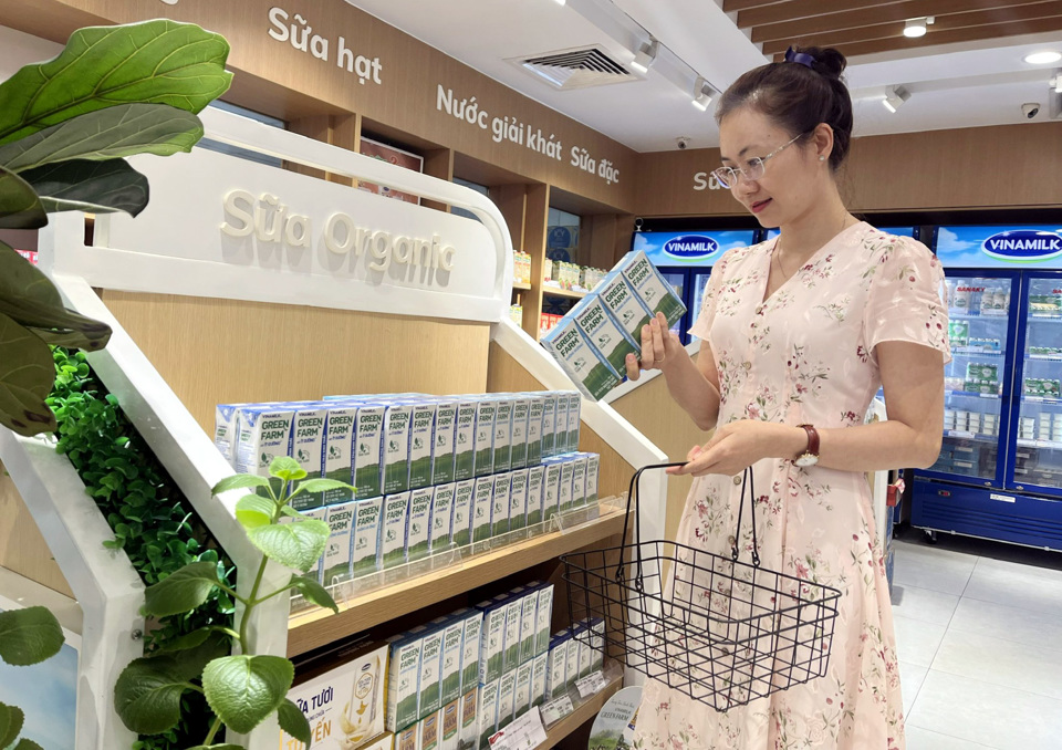 Vinamilk l&agrave; thương hiệu sữa được người ti&ecirc;u d&ugrave;ng Việt chọn mua nhiều nhất 10 năm liền theo Kantar Worldpanel.