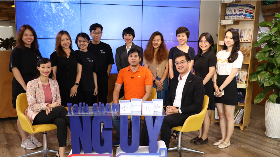 Giám đốc Trung Tâm Distribution Network & Storage, Công ty FPT Telecom International (FTI) Nguyễn Quốc Khánh (ngồi giữa) trong một buổi chia sẻ kinh nghiệm về tiệm cận công nghệ. Ảnh: Khắc Kiên
