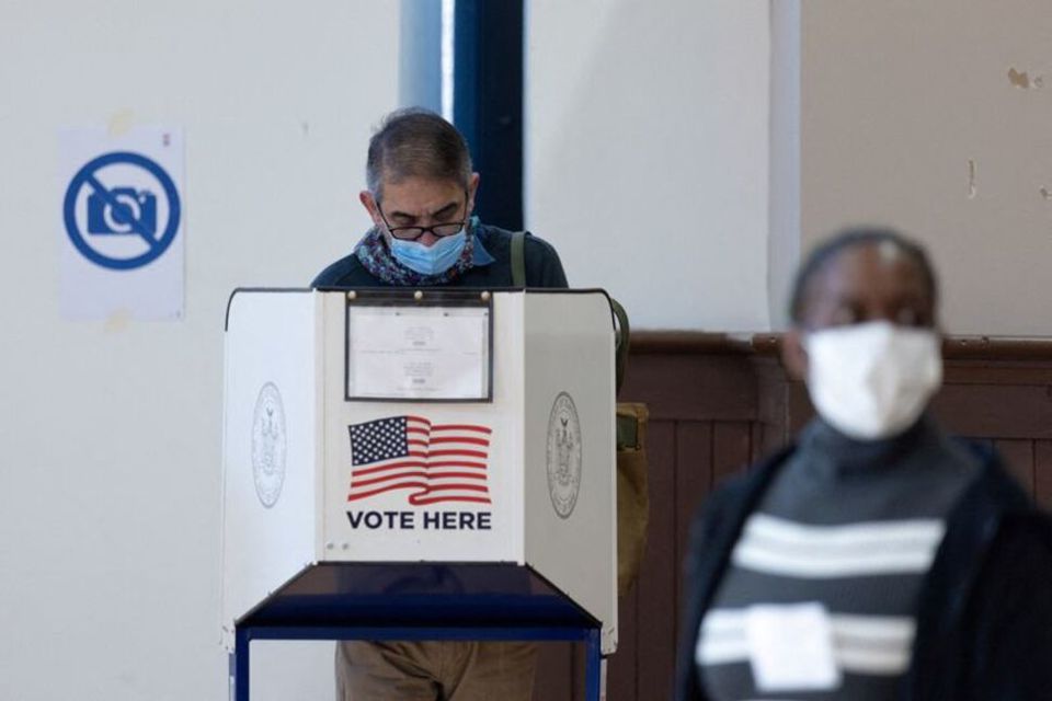 Cử tri Mỹ đi bầu cử sớm tại Brooklyn, Th&agrave;nh phố New York, bang New York h&ocirc;m 29/10/2022. Ảnh: Reuters