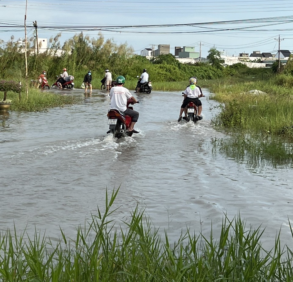 Nhiều tuyến đường ch&igrave;m trong nước đ&atilde; ảnh hưởng rất lớn đến sinh hoạt của người d&acirc;n địa phương. Ảnh Ho&agrave;ng Nam