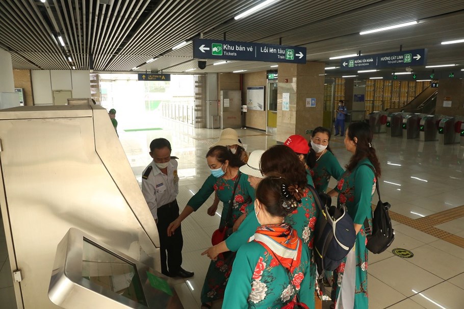 Tròn 1 năm vận hành, đường sắt Cát Linh – Hà Đông ngày càng hút khách - Ảnh 4