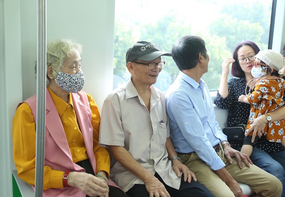 Tròn 1 năm vận hành, đường sắt Cát Linh – Hà Đông ngày càng hút khách - Ảnh 7