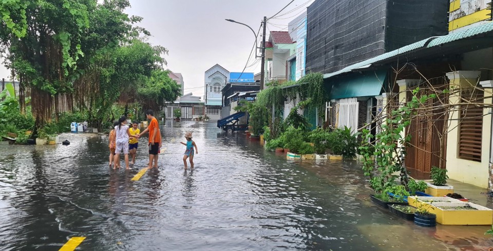 Nhiều tuyến đường trong nội đ&ocirc; TP Bạc Li&ecirc;u bị ngập. Ảnh: Ho&agrave;ng Nam