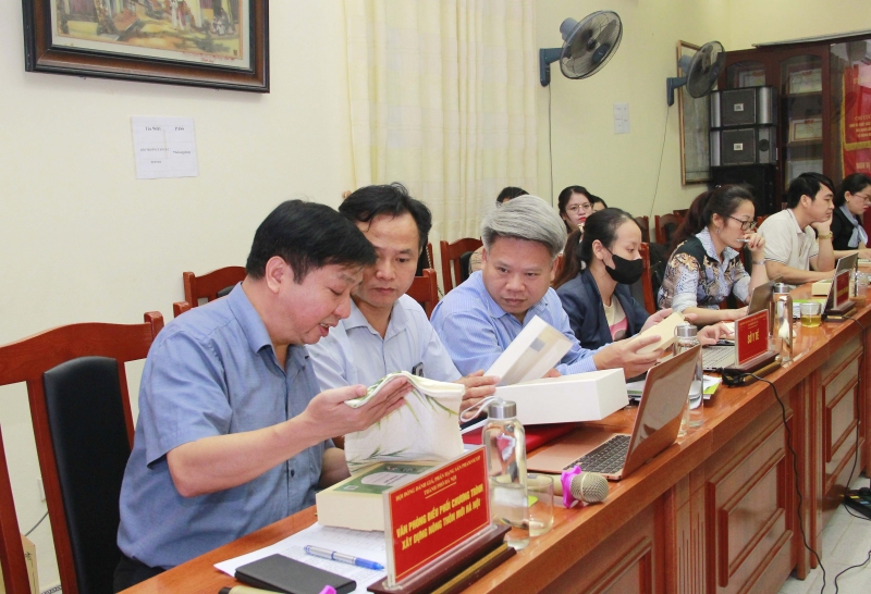 Các thành viên Hội đồng OCOP TP Hà Nội đánh giá sản phẩm tham gia phân hạng năm 2022. Ảnh: Lâm Nguyễn