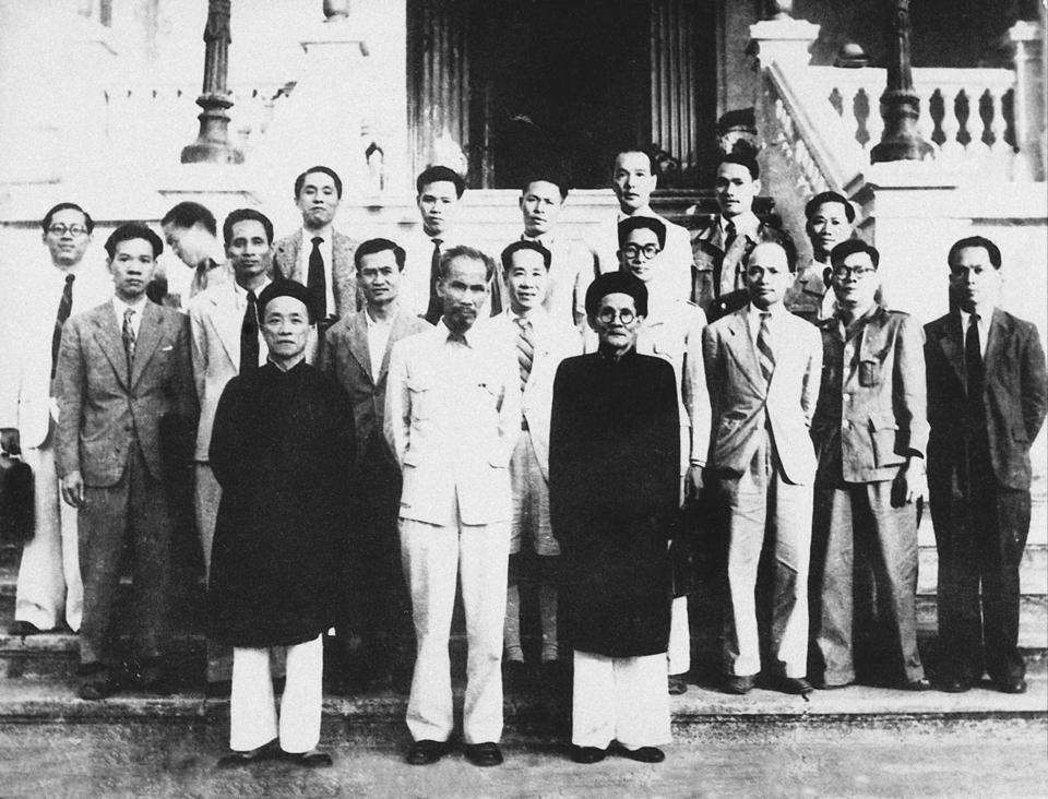 Ch&iacute;nh phủ Việt Nam d&acirc;n chủ cộng h&ograve;a năm 1946, h&agrave;ng đầu, từ tr&aacute;i s&aacute;ng phải: Cụ Nguyễn Văn Tố, Chủ tịch Hồ Ch&iacute; Minh, cụ Huỳnh Th&uacute;c Kh&aacute;ng. Ảnh tư liệu