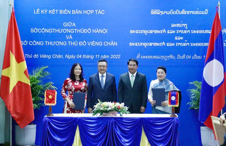 Lễ ký kết Biên bản ghi nhớ hợp tác giữa Sở Công Thương Hà Nội và Sở Công Thương Vientiane. Ảnh: Nhandan.vn