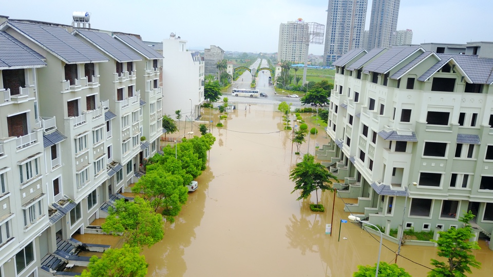 Ngập úng do mưa lớn tại Khu đô thị trên đường Lê Trọng Tấn. Ảnh: Chiến Công