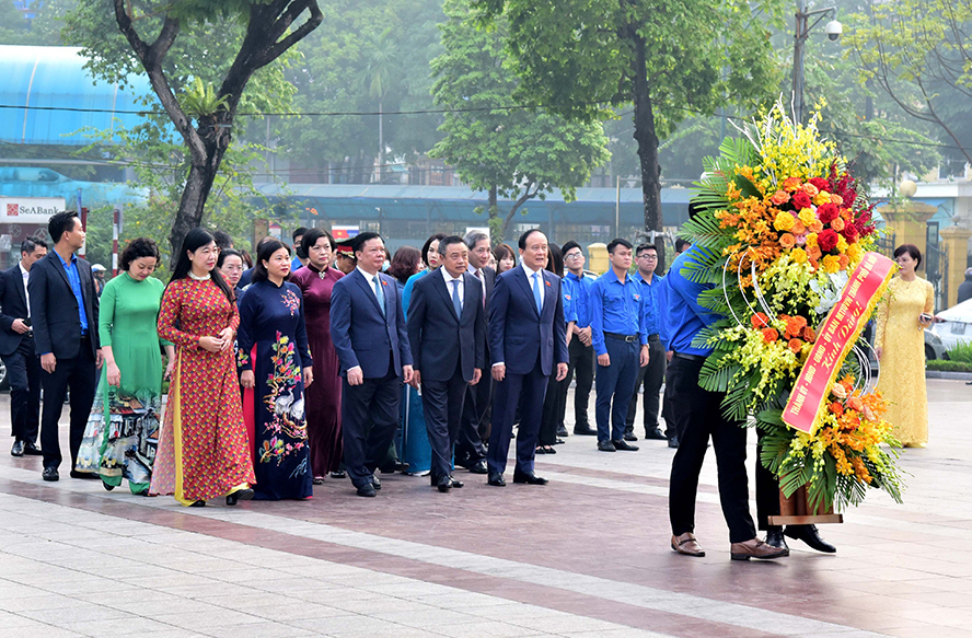 Các đồng chí lãnh đạo Thành phố Hà Nội dâng hoa tưởng niệm tại Tượng đài Lênin. Ảnh:Viết Thành