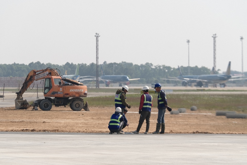Kỹ sư kiểm tra hệ thống dự án tu bổ, mở rộng sân bay quốc tế Nội Bài. Ảnh: Phạm Hùng