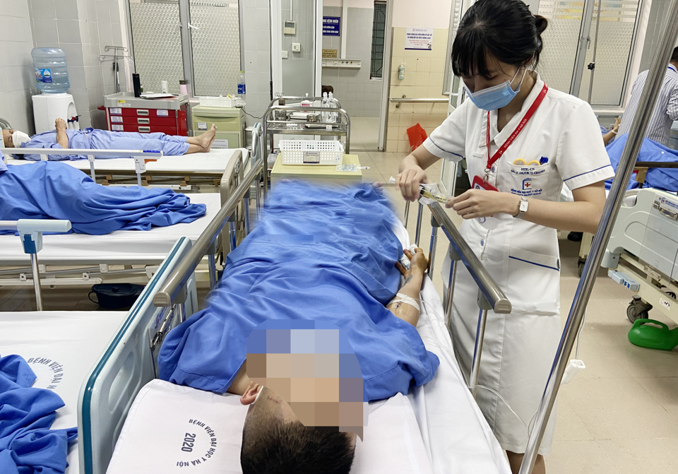 Nhân viên y tế Bệnh viện Đại học Y Hà Nội chuẩn bị thuốc tiêm cho bệnh nhân. Ảnh: Công Hùng